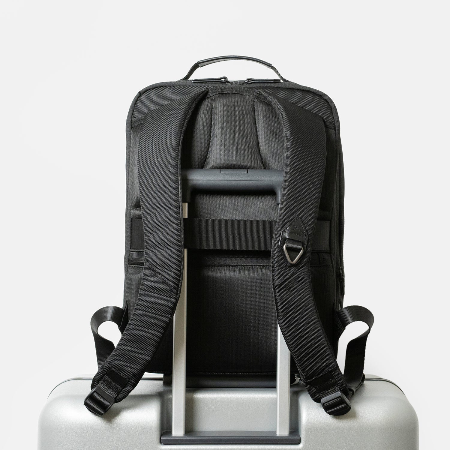 Floe ワーク＆デイリーバックパックはスーツケースのハンドル部分に差し込んで固定するためのセットアップベルト付き。