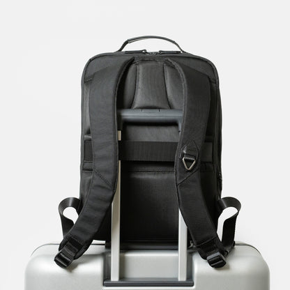 Floe ワーク＆デイリーバックパックはスーツケースのハンドル部分に差し込んで固定するためのセットアップベルト付き。