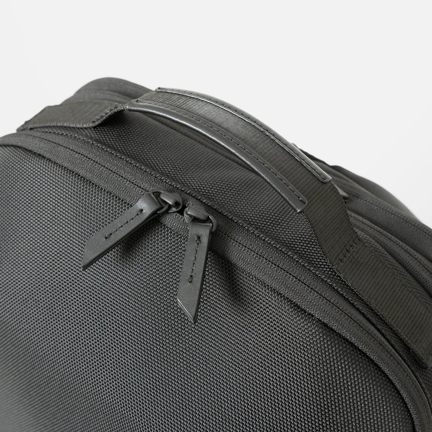 Floe ワーク＆デイリーバックパックの本体気室の引き手