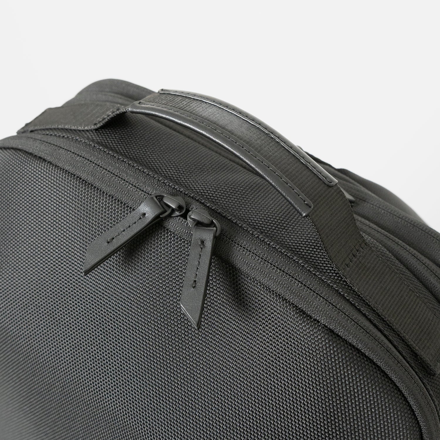 Floe ワーク＆デイリーバックパックの本体気室の引き手