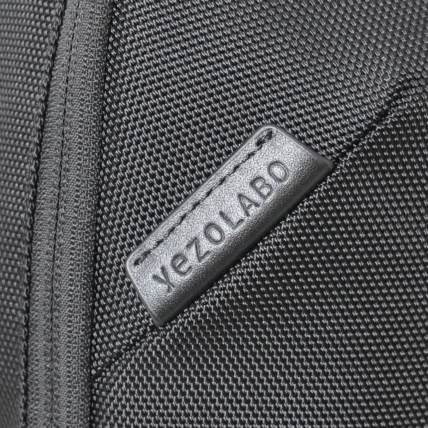 Floe ワーク＆デイリーバックパックにはyezoLABO（エゾラボ）のブランドレザーピスネームが付いています。