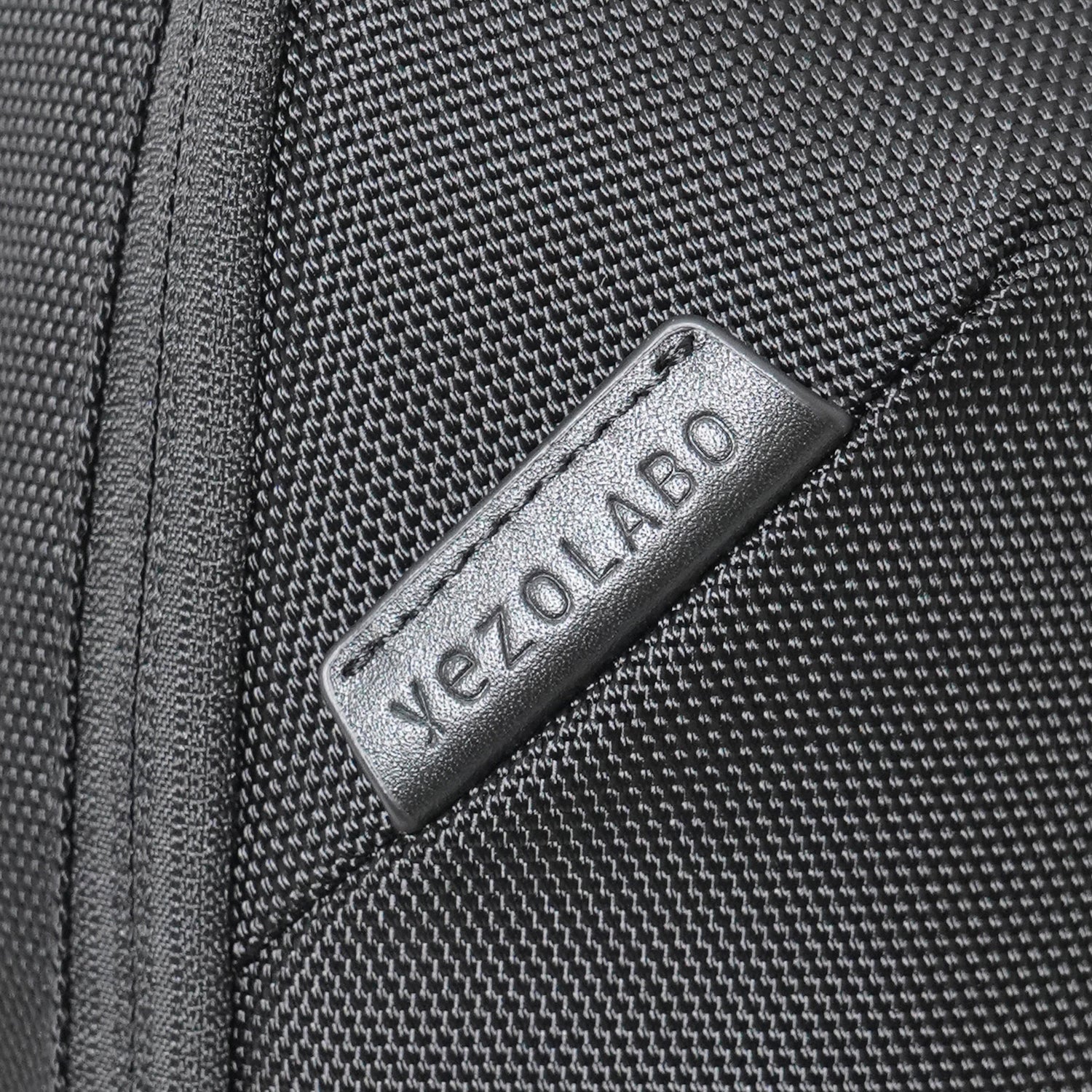 Floe ワーク＆デイリーバックパックにはyezoLABO（エゾラボ）のブランドレザーピスネームが付いています。