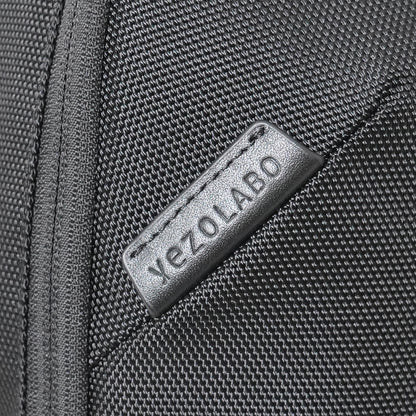 Floe ワーク＆デイリーバックパックにはyezoLABO（エゾラボ）のブランドレザーピスネームが付いています。