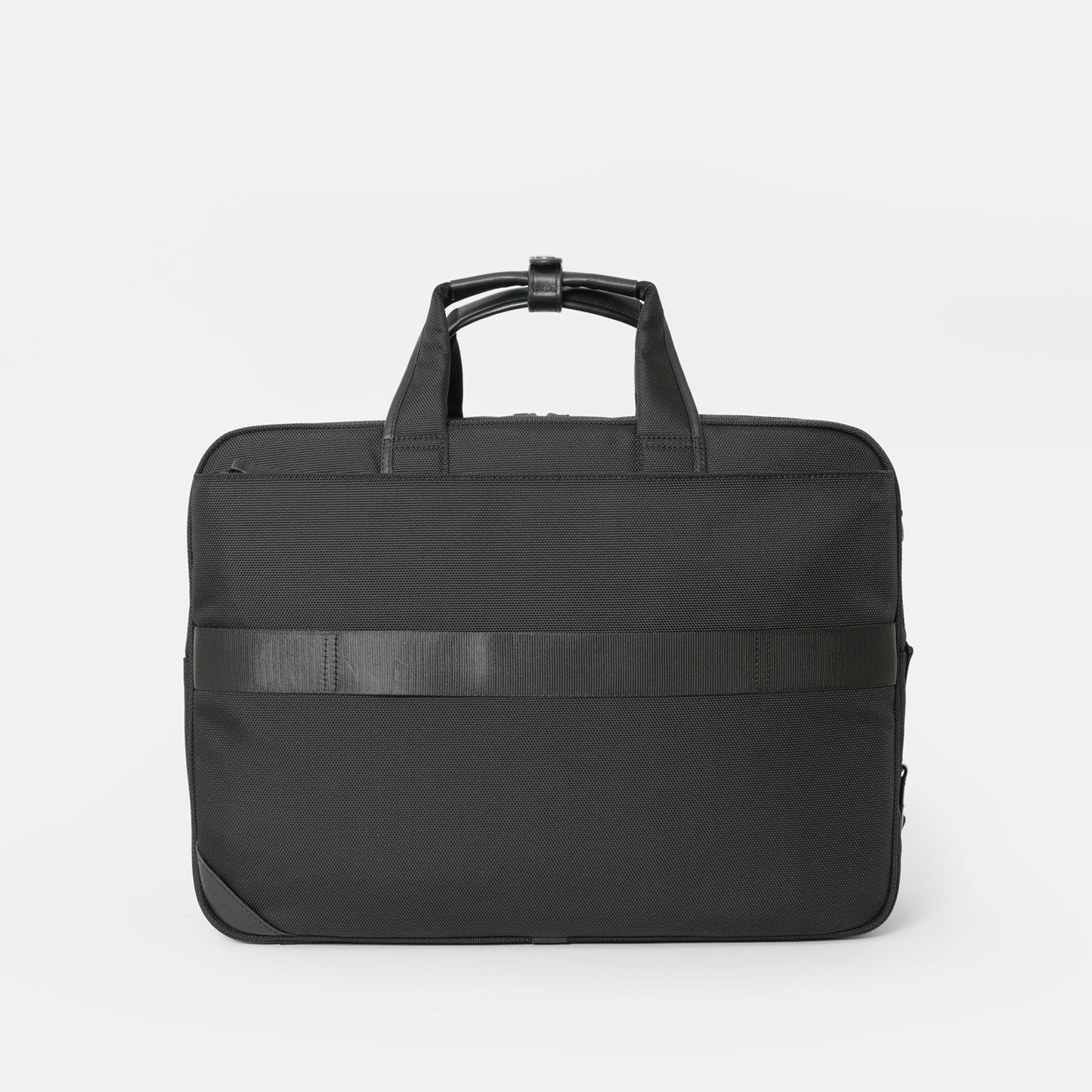 シンプルなフェイスデザインながら、ワークシーンによる荷物の増減に対応する、エキスパンダブル機能や内装デザインが施された「Floe (フロウ)ワーク＆デイリーブリーフケース」。Lサイズ