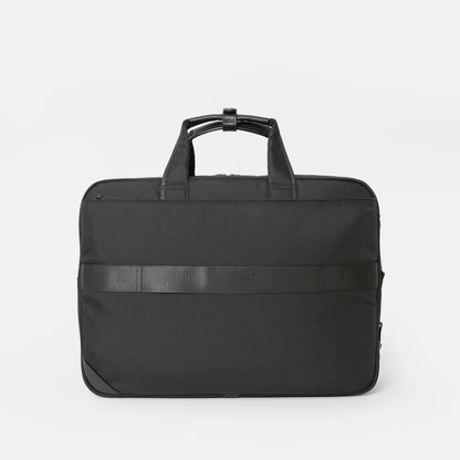 シンプルなフェイスデザインながら、ワークシーンによる荷物の増減に対応する、エキスパンダブル機能や内装デザインが施された「Floe (フロウ)ワーク＆デイリーブリーフケース」。Lサイズ