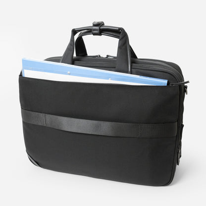 Floe ワーク＆デイリーブリーフケースのクッション性のある背面ファスナーポケットは、広いスペースを確保し、B4ファイルやクリアファイルなどもスムーズに出し入れ可能です。