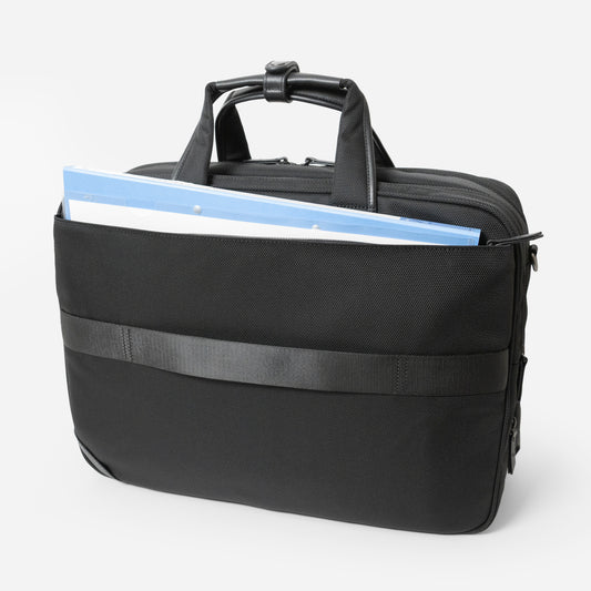 Floe ワーク＆デイリーブリーフケースのクッション性のある背面ファスナーポケットは、広いスペースを確保し、B4ファイルやクリアファイルなどもスムーズに出し入れ可能です。