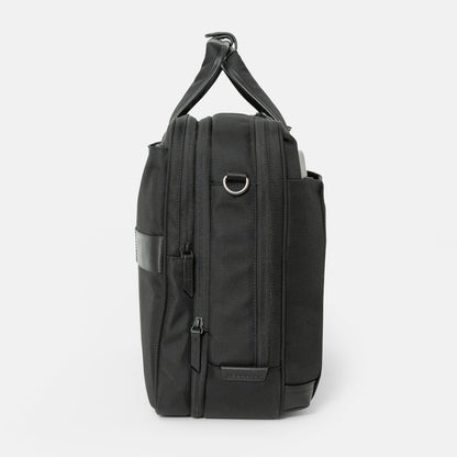 シンプルなフェイスデザインながら、ワークシーンによる荷物の増減に対応する、エキスパンダブル機能や内装デザインが施された「Floe (フロウ)ワーク＆デイリーブリーフケース」。Lサイズ