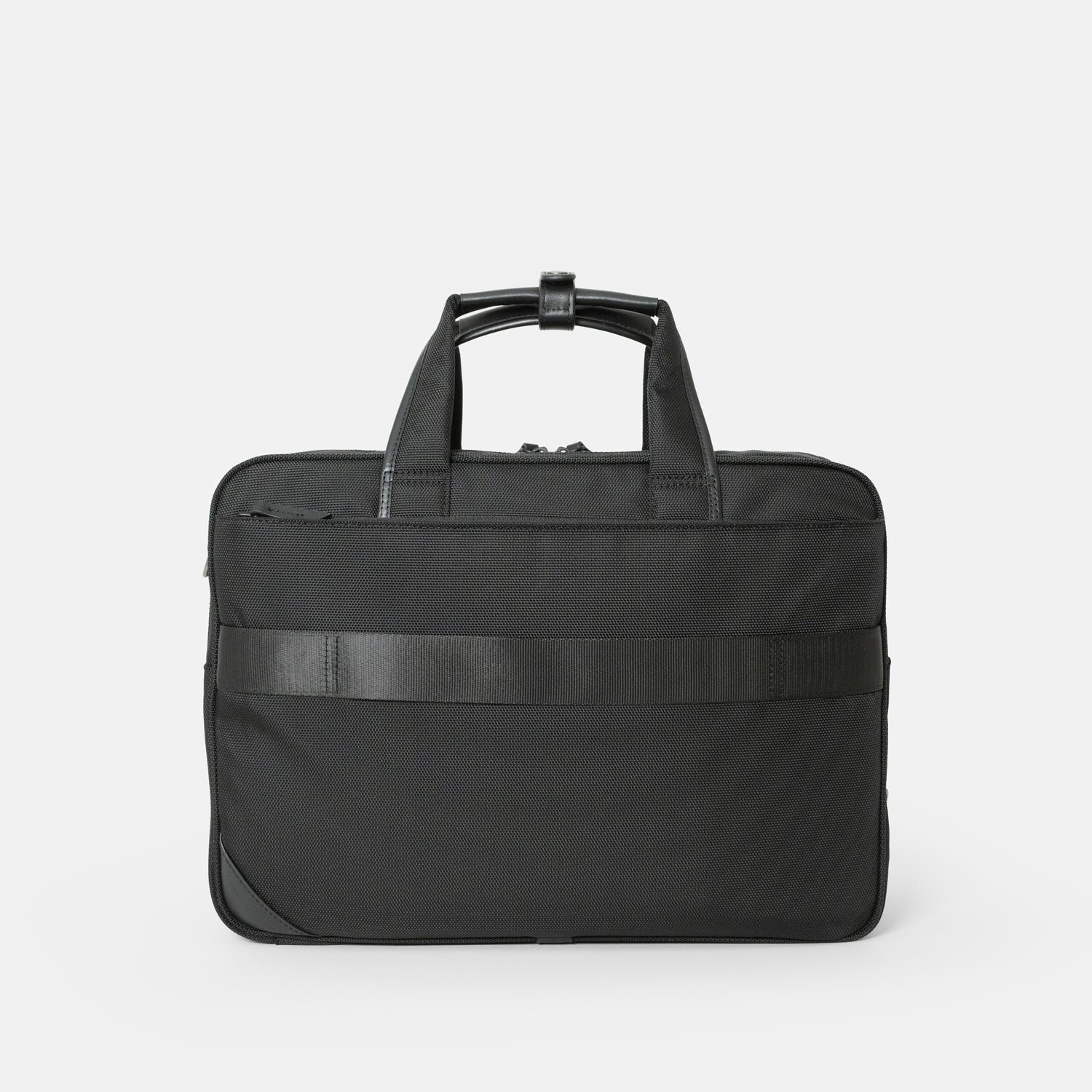 シンプルなフェイスデザインながら、ワークシーンによる荷物の増減に対応する、エキスパンダブル機能や内装デザインが施された「Floe (フロウ)ワーク＆デイリーブリーフケース」。Mサイズ