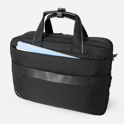 Floe ワーク＆デイリーブリーフケースのクッション性のある背面ファスナーポケットは、広いスペースを確保し、A4ファイルやクリアファイルなどもスムーズに出し入れ可能です。