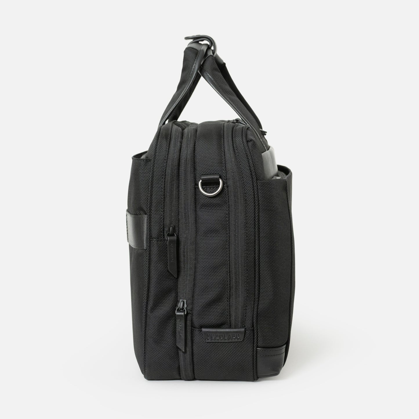 シンプルなフェイスデザインながら、ワークシーンによる荷物の増減に対応する、エキスパンダブル機能や内装デザインが施された「Floe (フロウ)ワーク＆デイリーブリーフケース」。Mサイズ