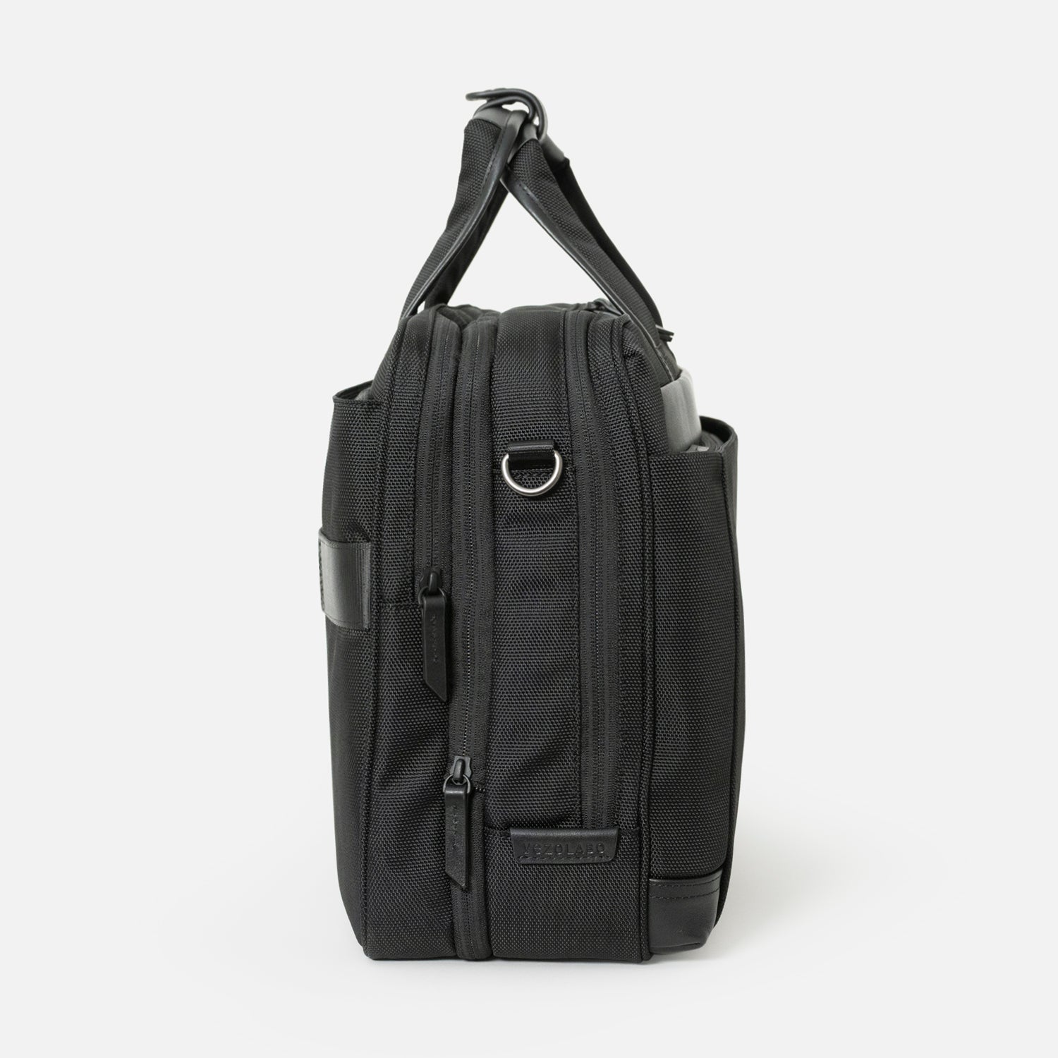 シンプルなフェイスデザインながら、ワークシーンによる荷物の増減に対応する、エキスパンダブル機能や内装デザインが施された「Floe (フロウ)ワーク＆デイリーブリーフケース」。Mサイズ