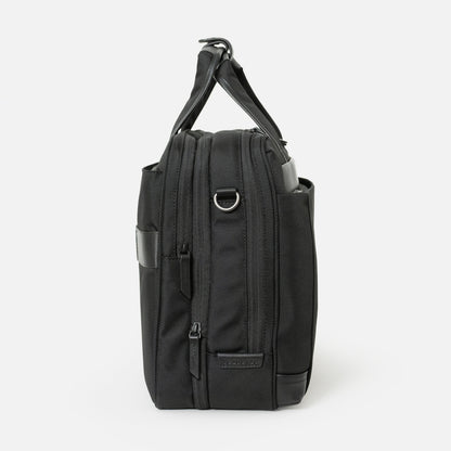 シンプルなフェイスデザインながら、ワークシーンによる荷物の増減に対応する、エキスパンダブル機能や内装デザインが施された「Floe (フロウ)ワーク＆デイリーブリーフケース」。Mサイズ