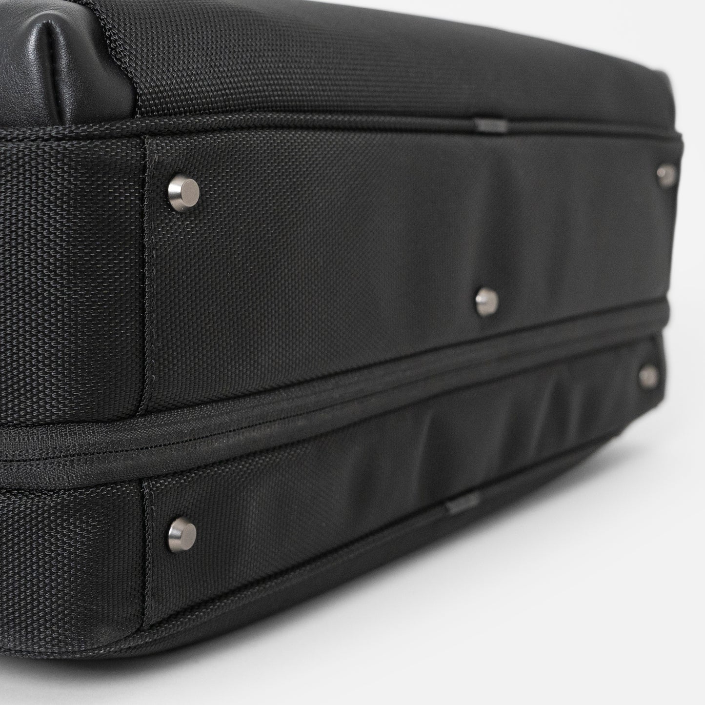 Floe ワーク＆デイリーブリーフケースは自立性を高める底鋲付き