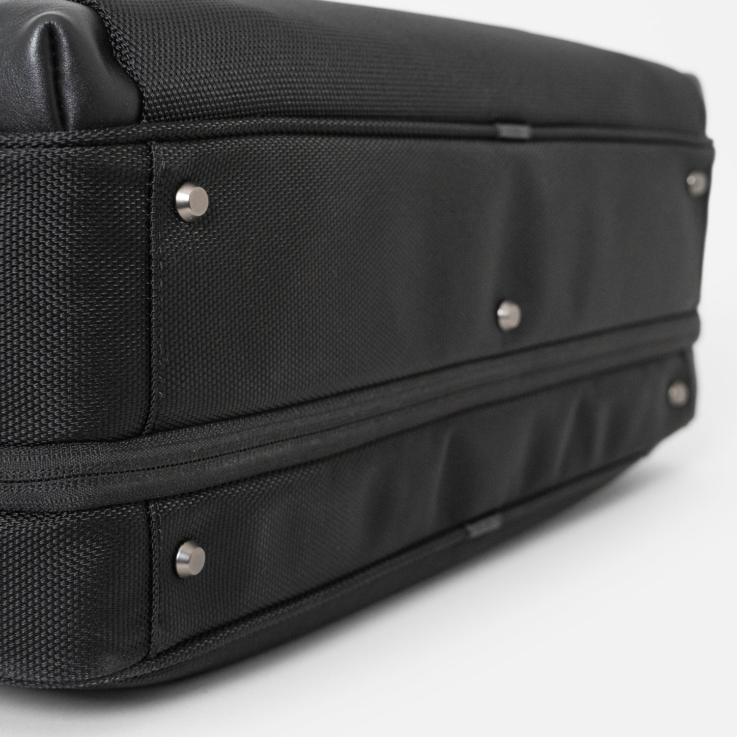 Floe ワーク＆デイリーブリーフケースは自立性を高める底鋲付き