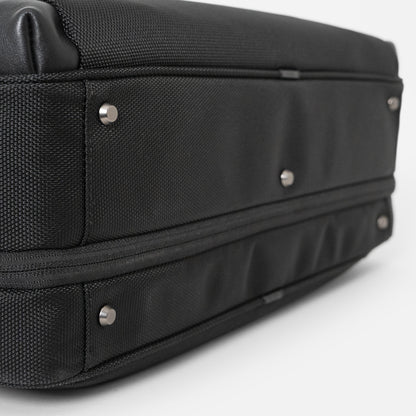 Floe ワーク＆デイリーブリーフケースは自立性を高める底鋲付き