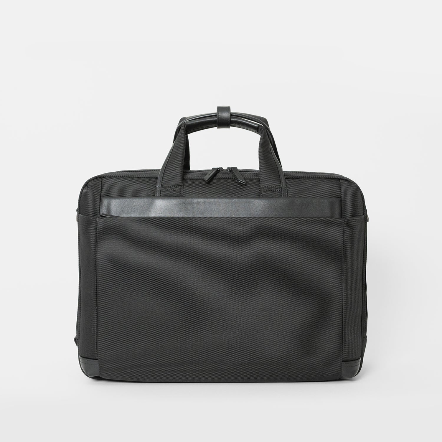 シンプルなフェイスデザインながら、ワークシーンによる荷物の増減に対応する、エキスパンダブル機能や内装デザインが施された「Floe (フロウ)ワーク＆デイリーブリーフケース」。Lサイズ