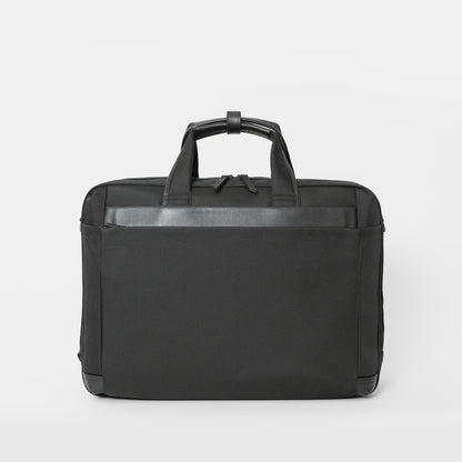 シンプルなフェイスデザインながら、ワークシーンによる荷物の増減に対応する、エキスパンダブル機能や内装デザインが施された「Floe (フロウ)ワーク＆デイリーブリーフケース」。Lサイズ