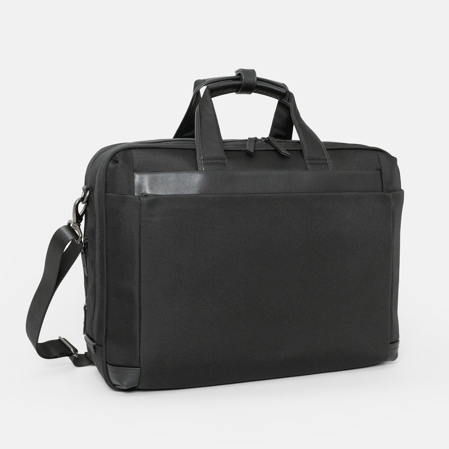 シンプルなフェイスデザインながら、ワークシーンによる荷物の増減に対応する、エキスパンダブル機能や内装デザインが施された「Floe (フロウ)ワーク＆デイリーブリーフケース」。Lサイズ