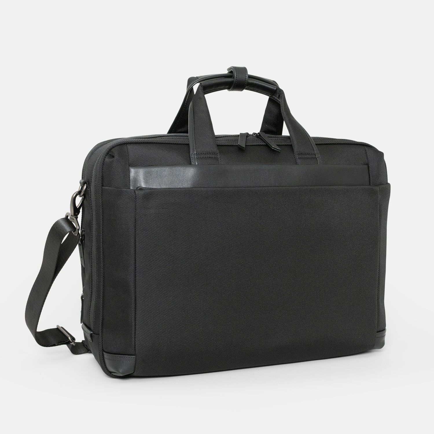 シンプルなフェイスデザインながら、ワークシーンによる荷物の増減に対応する、エキスパンダブル機能や内装デザインが施された「Floe (フロウ)ワーク＆デイリーブリーフケース」。Lサイズ