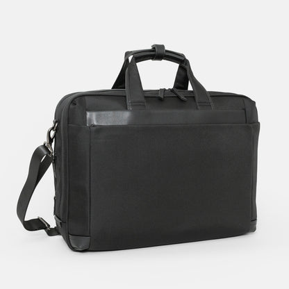 シンプルなフェイスデザインながら、ワークシーンによる荷物の増減に対応する、エキスパンダブル機能や内装デザインが施された「Floe (フロウ)ワーク＆デイリーブリーフケース」。Lサイズ