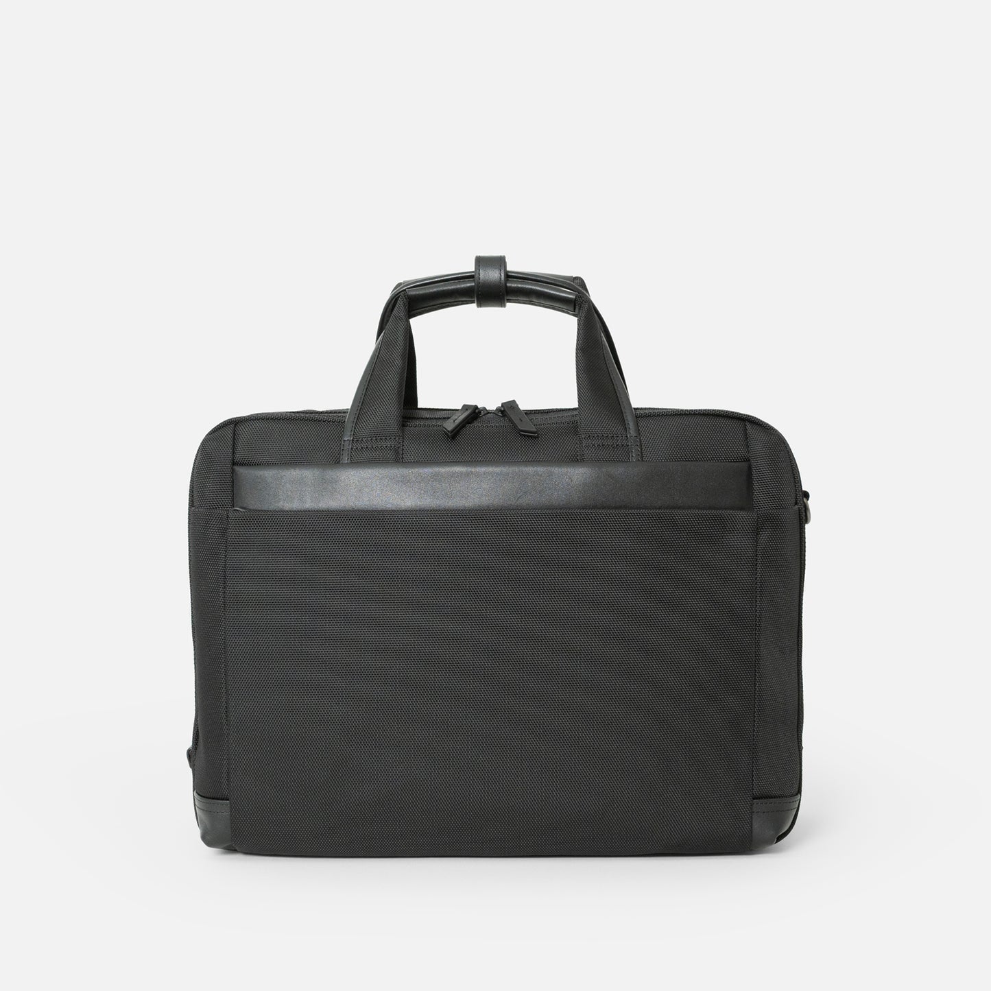 シンプルなフェイスデザインながら、ワークシーンによる荷物の増減に対応する、エキスパンダブル機能や内装デザインが施された「Floe (フロウ)ワーク＆デイリーブリーフケース」。Mサイズ