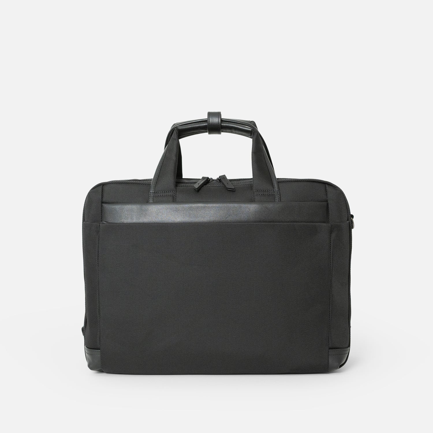 シンプルなフェイスデザインながら、ワークシーンによる荷物の増減に対応する、エキスパンダブル機能や内装デザインが施された「Floe (フロウ)ワーク＆デイリーブリーフケース」。Mサイズ