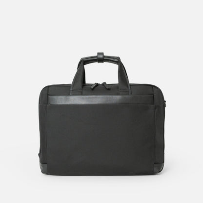 シンプルなフェイスデザインながら、ワークシーンによる荷物の増減に対応する、エキスパンダブル機能や内装デザインが施された「Floe (フロウ)ワーク＆デイリーブリーフケース」。Mサイズ