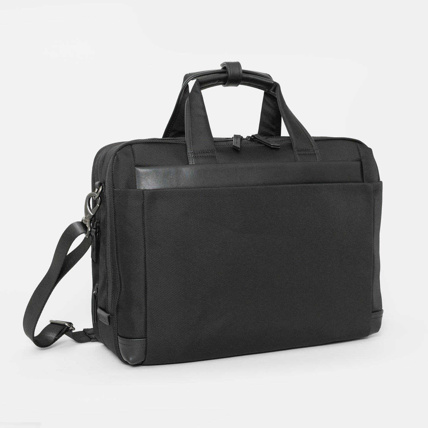 シンプルなフェイスデザインながら、ワークシーンによる荷物の増減に対応する、エキスパンダブル機能や内装デザインが施された「Floe (フロウ)ワーク＆デイリーブリーフケース」。Mサイズ