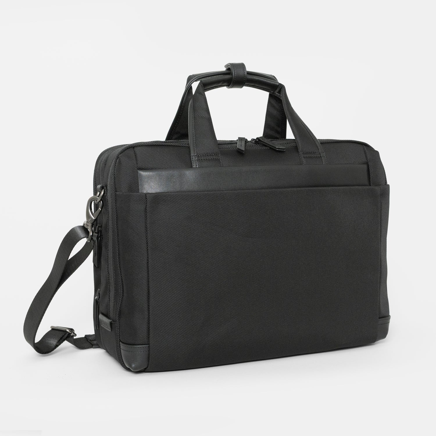 シンプルなフェイスデザインながら、ワークシーンによる荷物の増減に対応する、エキスパンダブル機能や内装デザインが施された「Floe (フロウ)ワーク＆デイリーブリーフケース」。Mサイズ