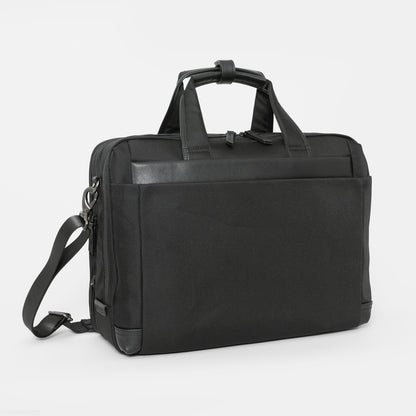 シンプルなフェイスデザインながら、ワークシーンによる荷物の増減に対応する、エキスパンダブル機能や内装デザインが施された「Floe (フロウ)ワーク＆デイリーブリーフケース」。Mサイズ