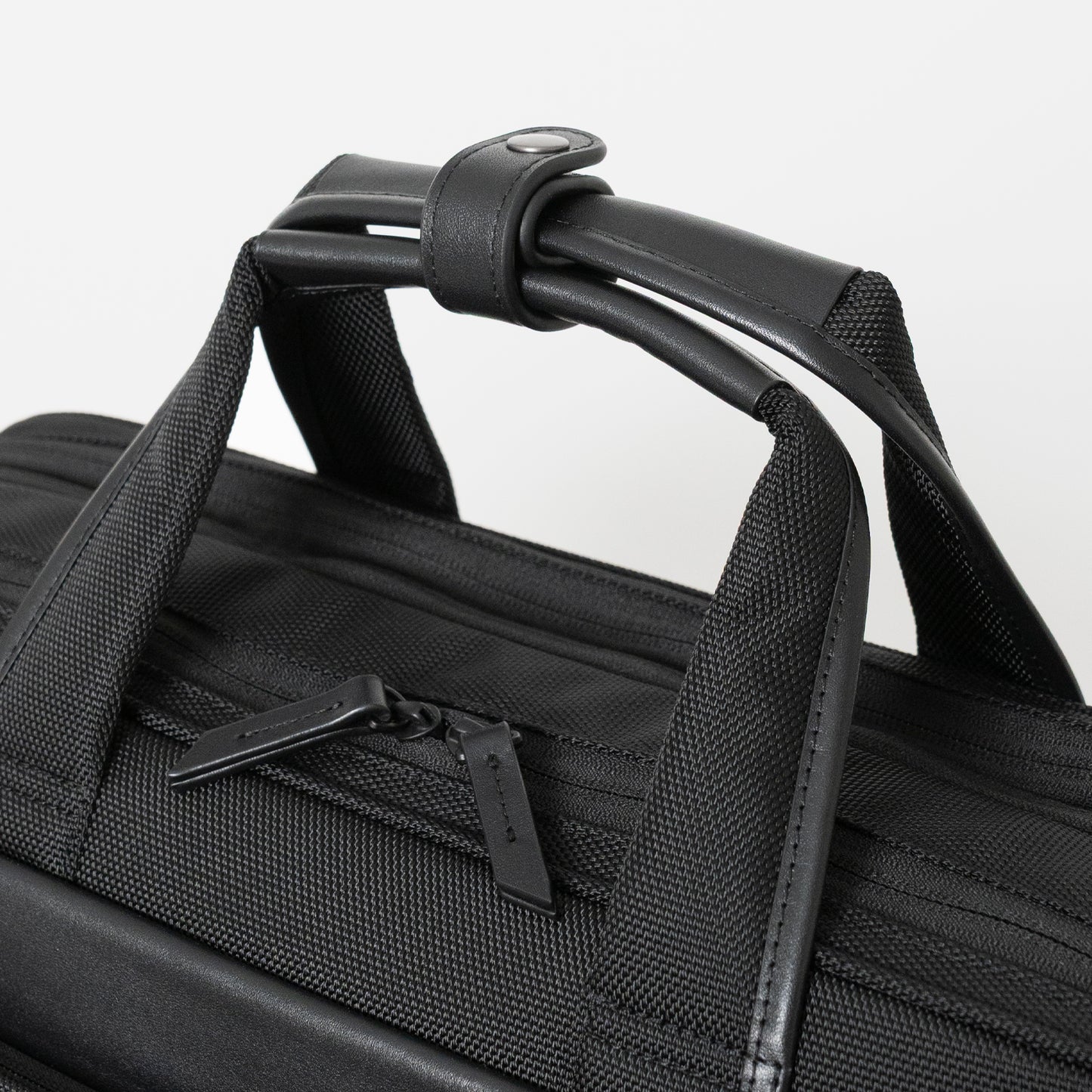 Floe ワーク＆デイリーブリーフケースのハンドルは、二本手を固定するためのホック付き