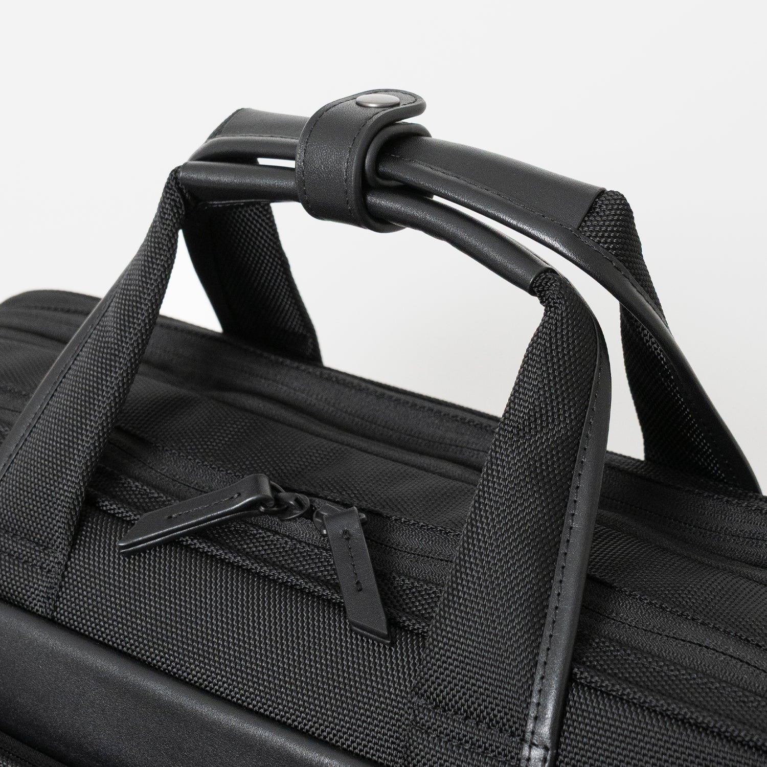 Floe ワーク＆デイリーブリーフケースのハンドルは、二本手を固定するためのホック付き