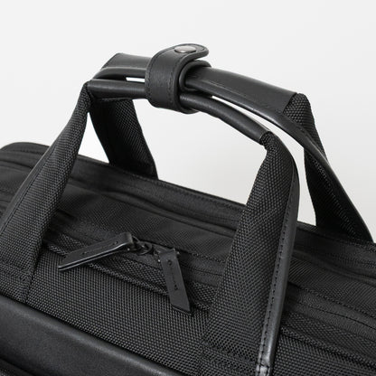 Floe ワーク＆デイリーブリーフケースのハンドルは、二本手を固定するためのホック付き