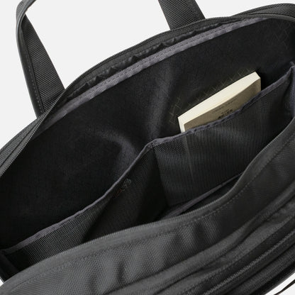 Floe ワーク＆デイリーブリーフケース本体気室の仕切りポケットはメッシュタイプのため、エコバッグやピルケース、ケーブルなどの取り出したい小物を瞬時に判別できます。