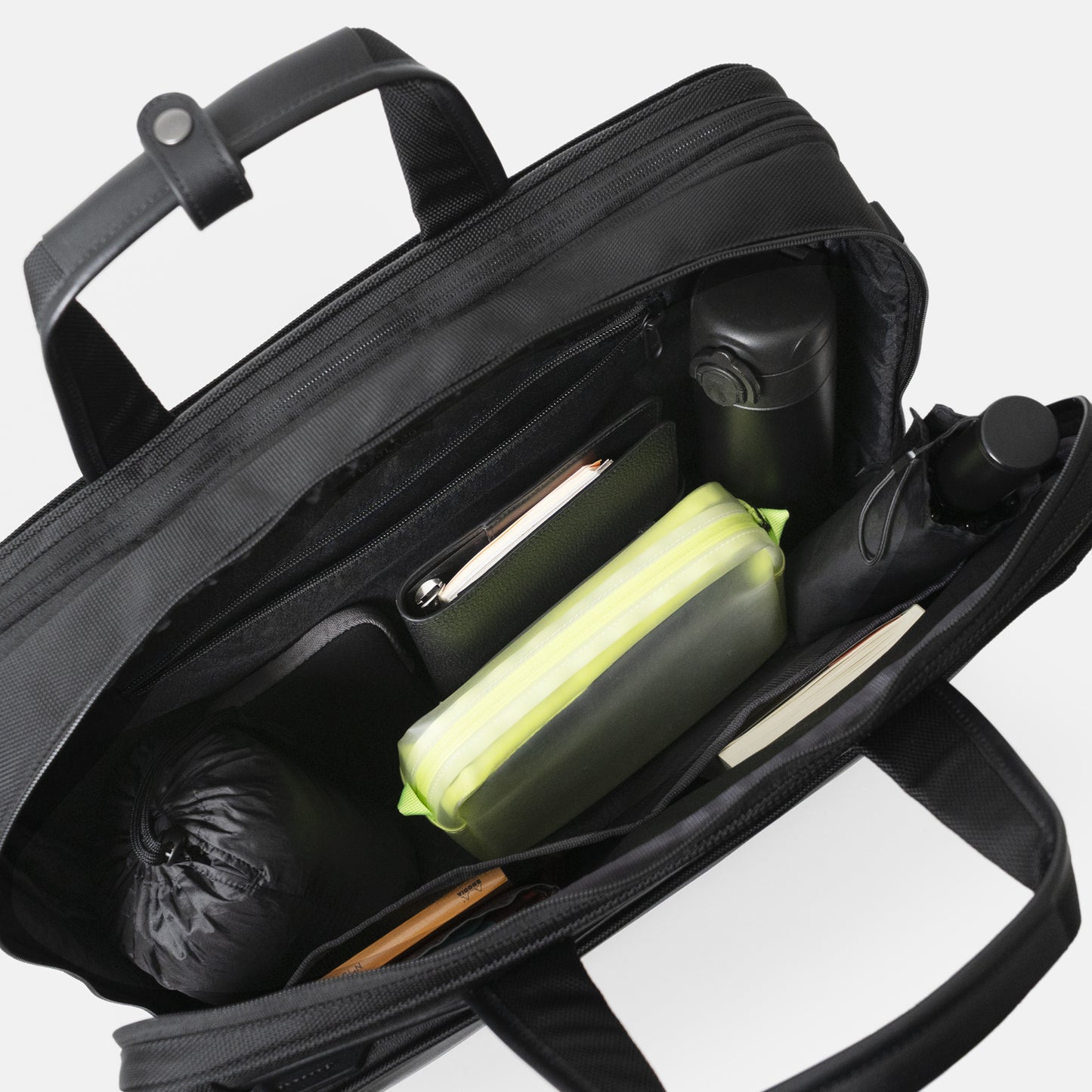 シンプルなフェイスデザインながら、ワークシーンによる荷物の増減に対応する、エキスパンダブル機能や内装デザインが施された「Floe (フロウ)ワーク＆デイリーブリーフケース」。