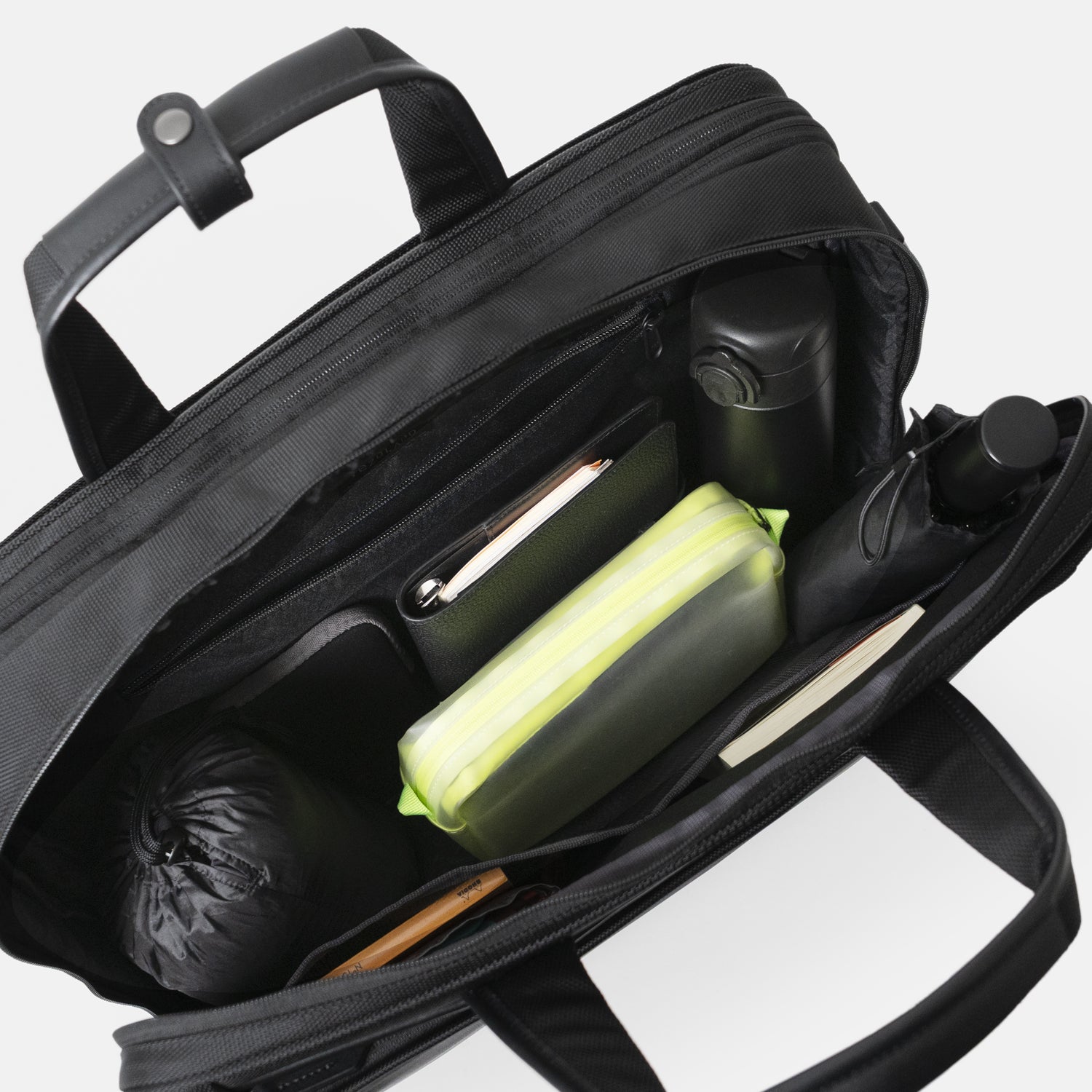 シンプルなフェイスデザインながら、ワークシーンによる荷物の増減に対応する、エキスパンダブル機能や内装デザインが施された「Floe (フロウ)ワーク＆デイリーブリーフケース」。