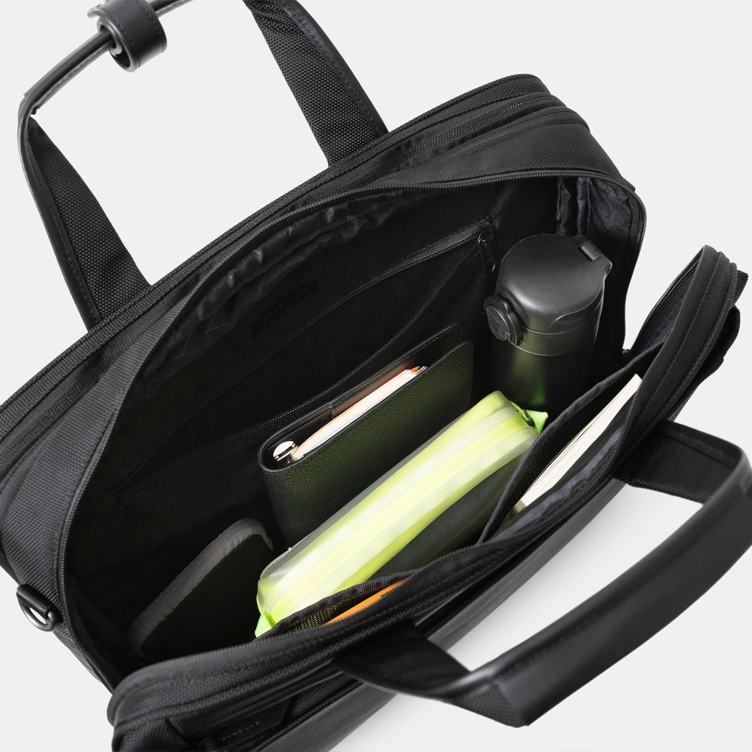 シンプルなフェイスデザインながら、ワークシーンによる荷物の増減に対応する、エキスパンダブル機能や内装デザインが施された「Floe (フロウ)ワーク＆デイリーブリーフケース」。Mサイズ