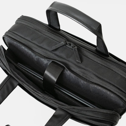 Floe ワーク＆デイリーブリーフケースのクッション入り仕切り部分には、14インチノートPCが収納可能です。反対側には3つの仕切りポケットがついており、メモ帳や名刺入れ、ケーブル等の小物を収納いただけます。