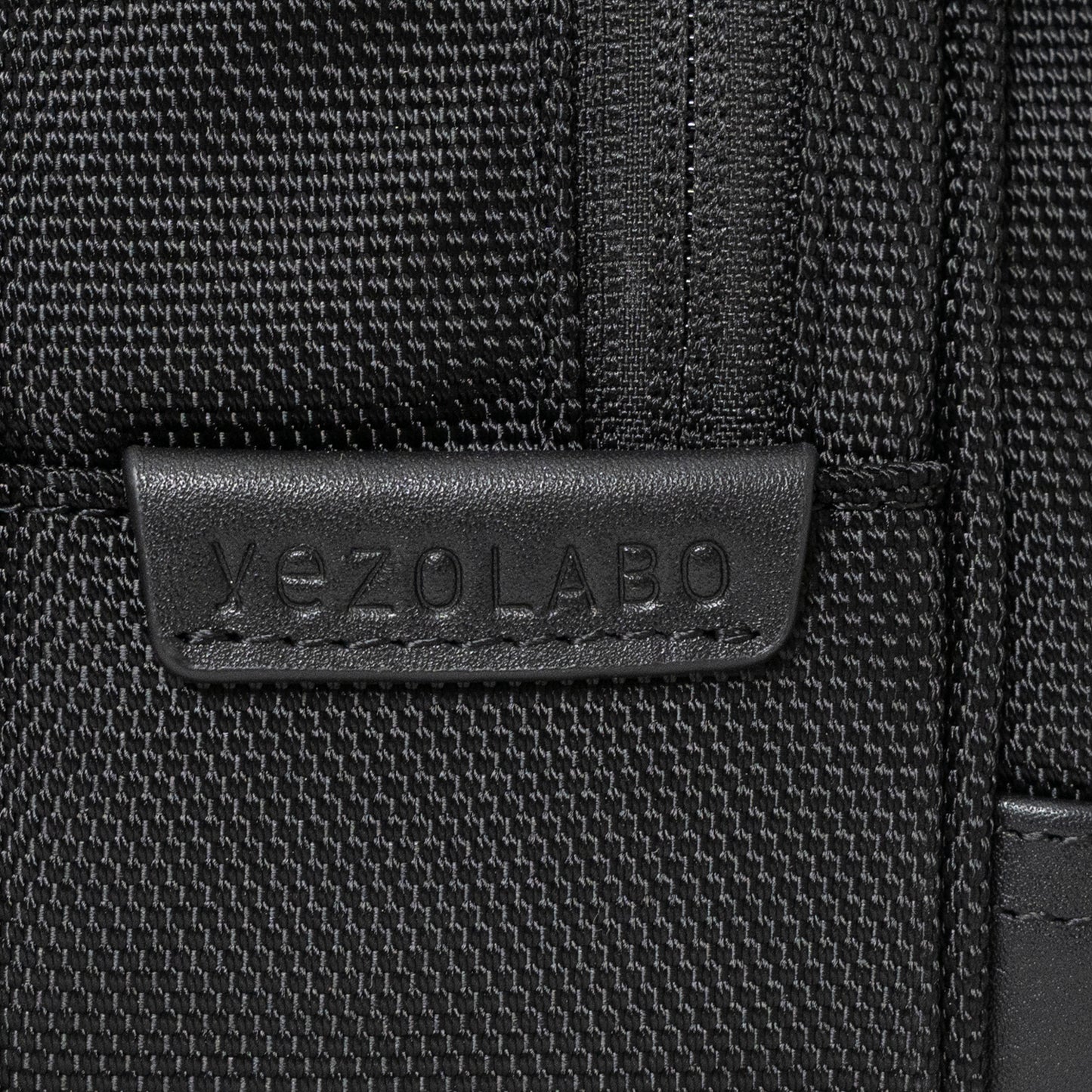 Floe ワーク＆デイリーブリーフケースにはyezoLABO（エゾラボ）のブランドレザーピスネームが付いています。