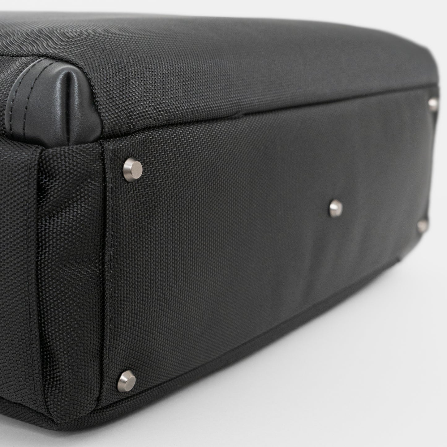 Floe ワーク＆デイリートートバックは自立性を高める底鋲付き