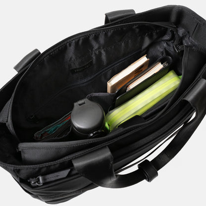 シンプルなフェイスデザインで、ワーク・デイリーなどシーンを選ばない「Floe (フロウ)ワーク＆デイリートートバッグ」。