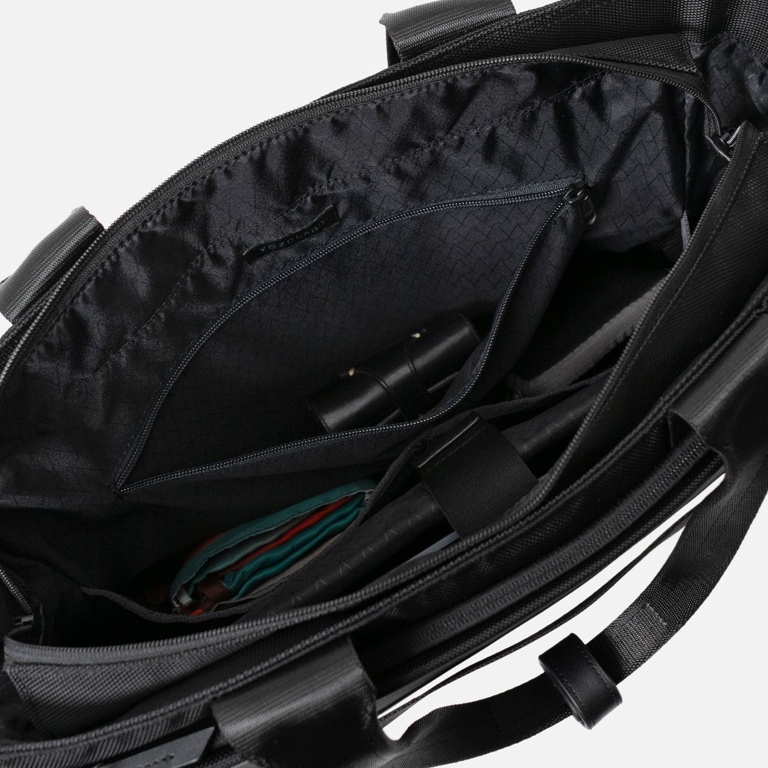 Floe ワーク＆デイリートートバック本体気室の背面側ファスナーポケットは、財布などの貴重品を収納できます。下部の仕切りポケットはメッシュタイプのため、エコバッグやピルケース、ケーブルなどの取り出したい小物を瞬時に判別できます。