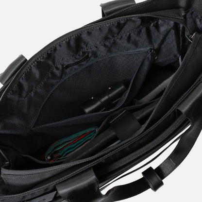 Floe ワーク＆デイリートートバック本体気室の背面側ファスナーポケットは、財布などの貴重品を収納できます。下部の仕切りポケットはメッシュタイプのため、エコバッグやピルケース、ケーブルなどの取り出したい小物を瞬時に判別できます。