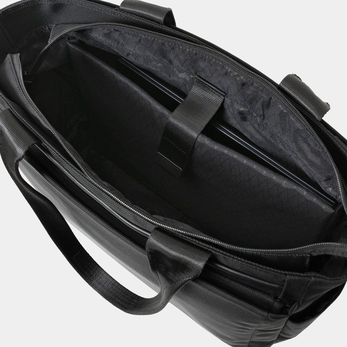 Floe ワーク＆デイリートートバック本体気室の背面側にあるクッション入り仕切り部分には14インチノートPCが収納可能です。