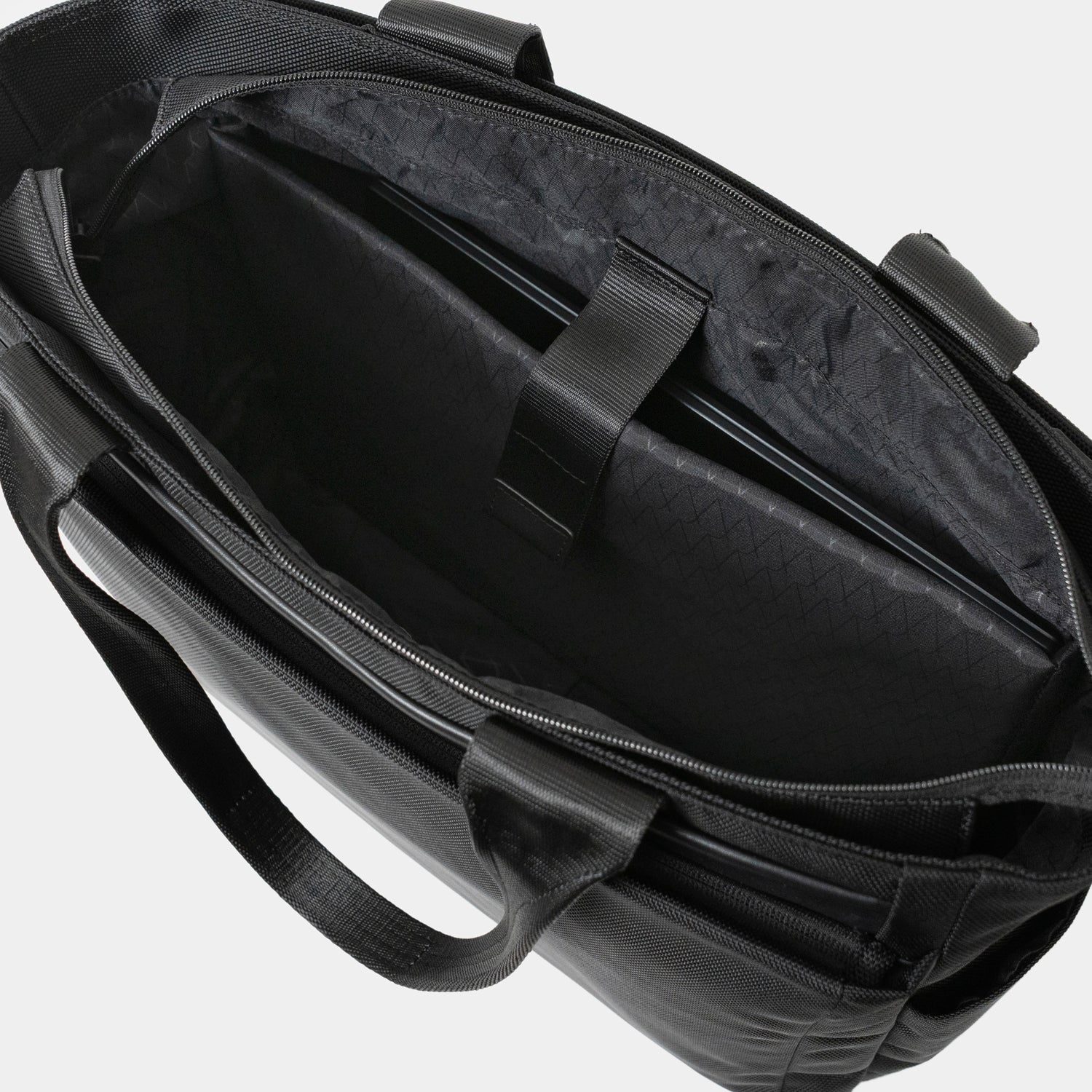 Floe ワーク＆デイリートートバック本体気室の背面側にあるクッション入り仕切り部分には14インチノートPCが収納可能です。