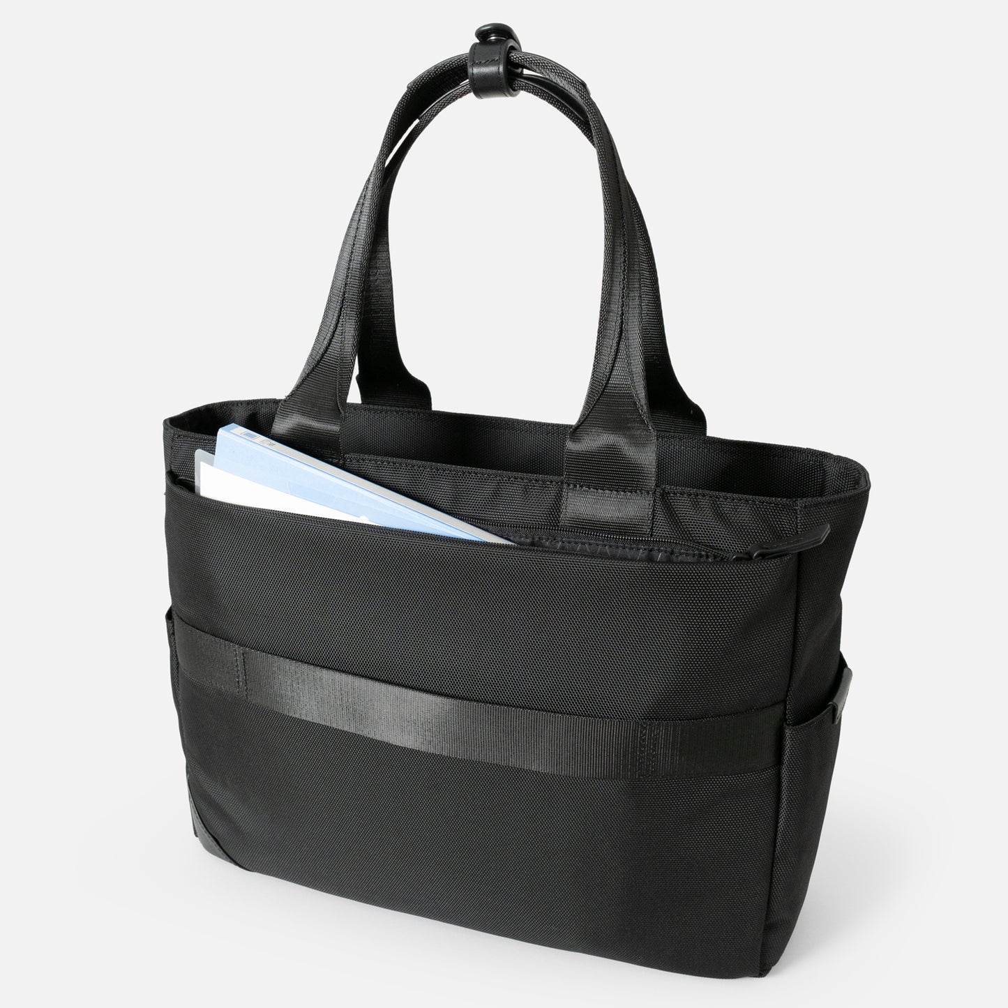 Floe ワーク＆デイリートートバックのクッション性のある背面ファスナーポケットは、広いスペースを確保し、A4ファイルやクリアファイルなどもスムーズに出し入れ可能です。