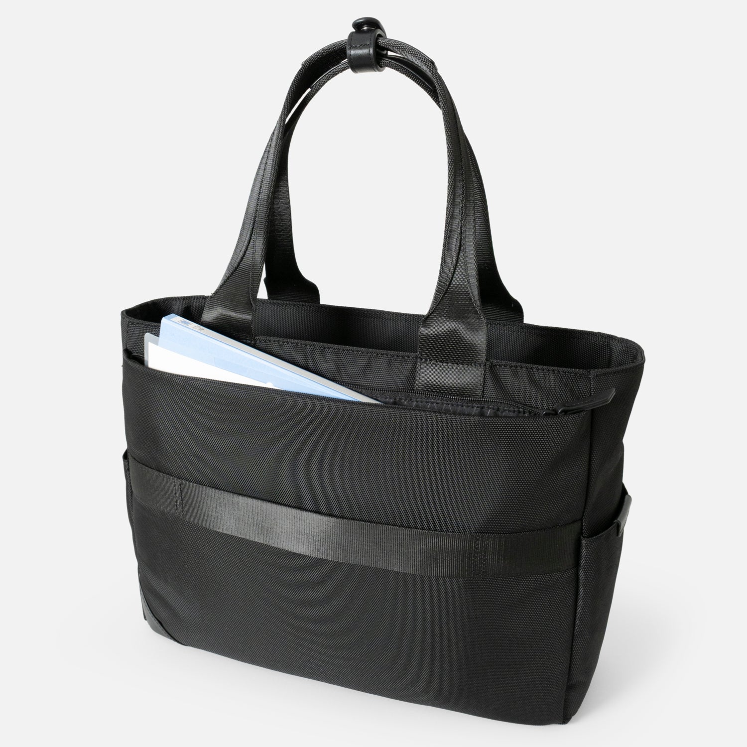 Floe ワーク＆デイリートートバックのクッション性のある背面ファスナーポケットは、広いスペースを確保し、A4ファイルやクリアファイルなどもスムーズに出し入れ可能です。