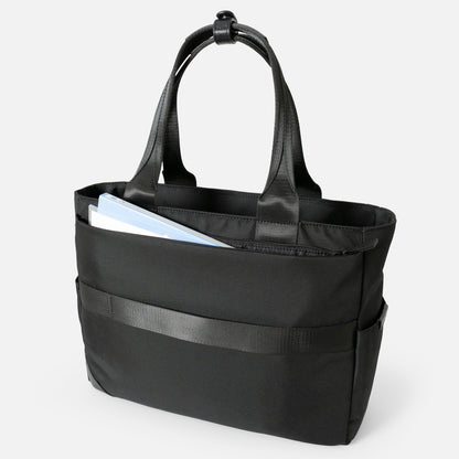 Floe ワーク＆デイリートートバックのクッション性のある背面ファスナーポケットは、広いスペースを確保し、A4ファイルやクリアファイルなどもスムーズに出し入れ可能です。