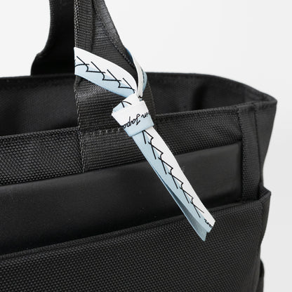 Floe ワーク＆デイリートートバックはメイドインジャパン・日本製の証が付いています。ブランドマークの”y”を連ねたリボンのデザインで、北海道の空と雪のカラーを取り合わせました。リボンは外してお使いいただくことも可能です。